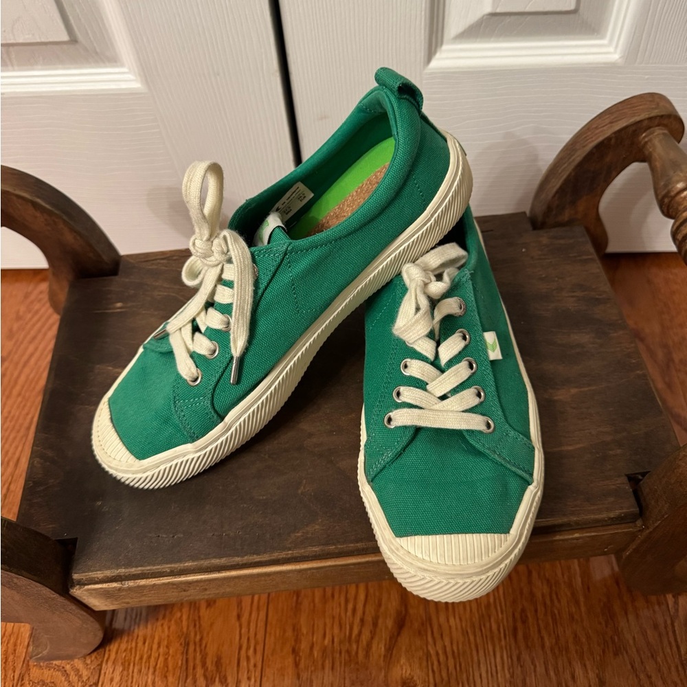 Cariuma Sneakers